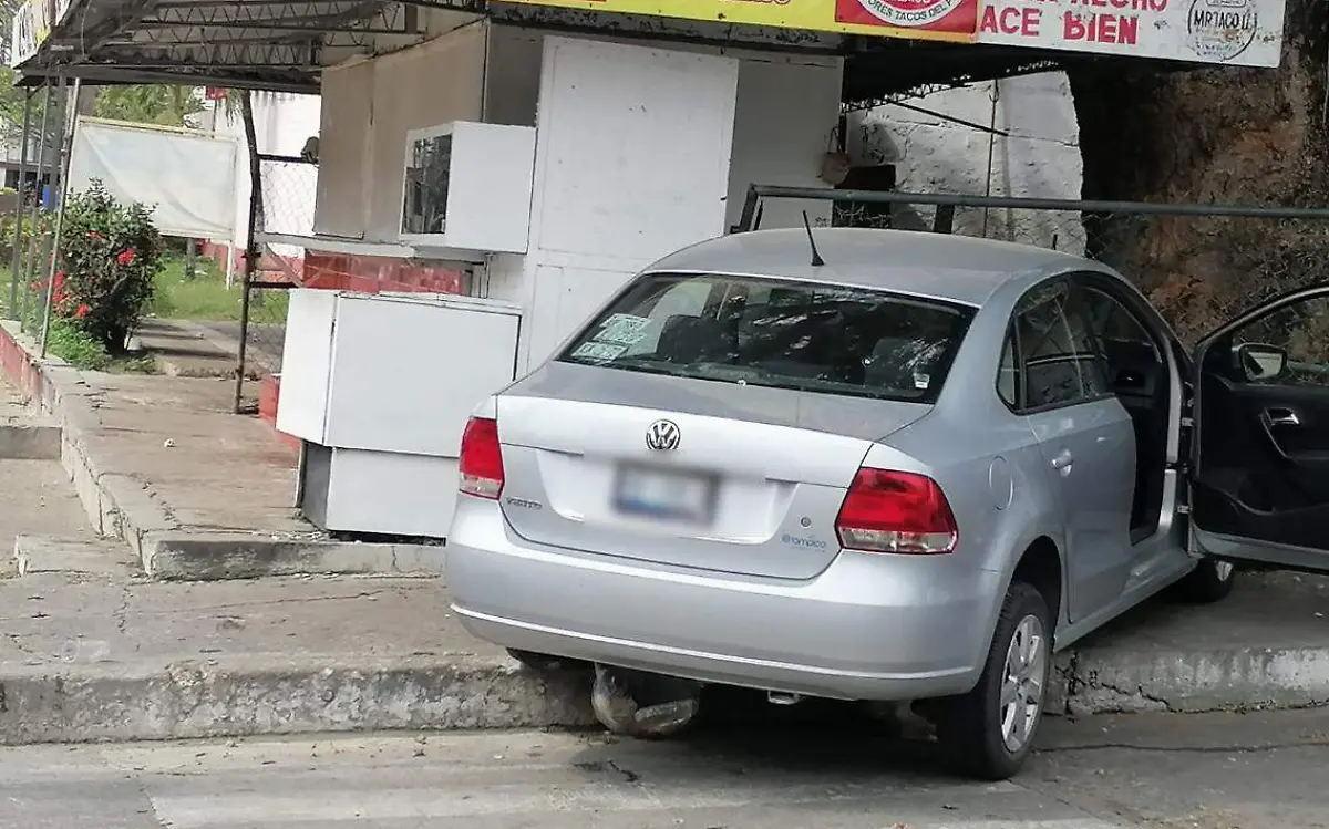 Choca abuelita a puesto de gorditas 